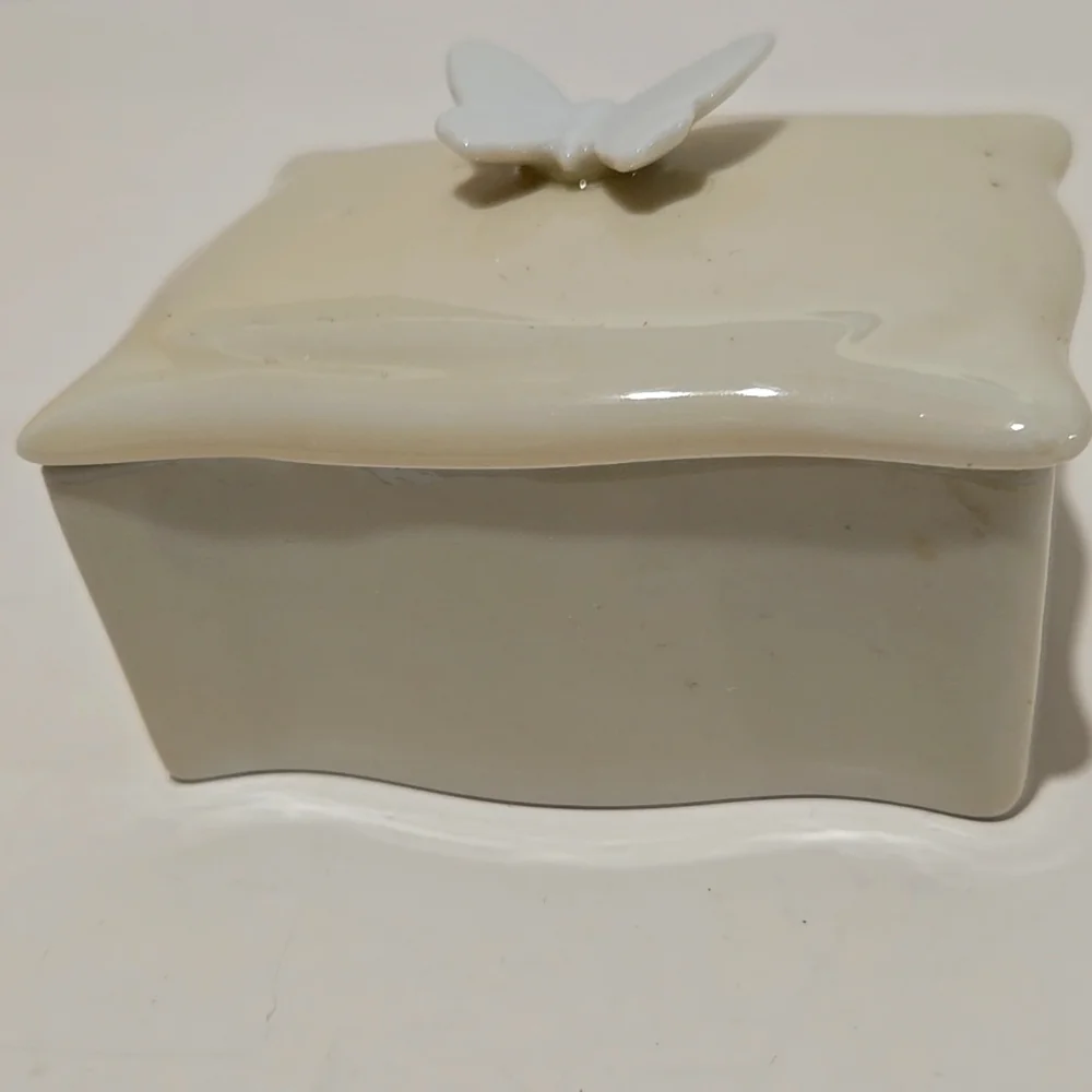 Vintage Irice Trinket Jewely Lidded Porcelain Box Butterfly Shabby Chic Japan